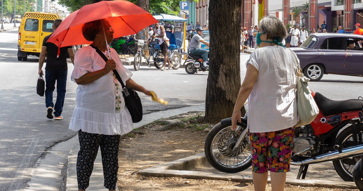 os señoras conversan en Cuba, una protegida y otra sin nasobuco. © CiberCuba