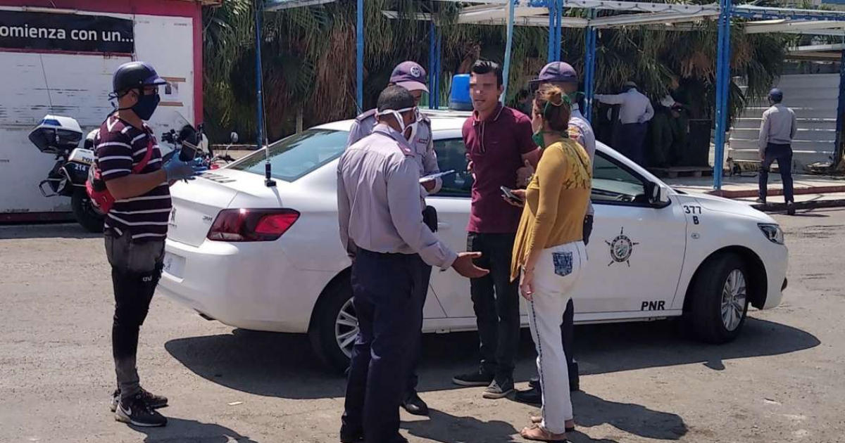 Cubano es detenido por la policía en las afueras del Mercado de 3ra y 70 © Remitente de la carta