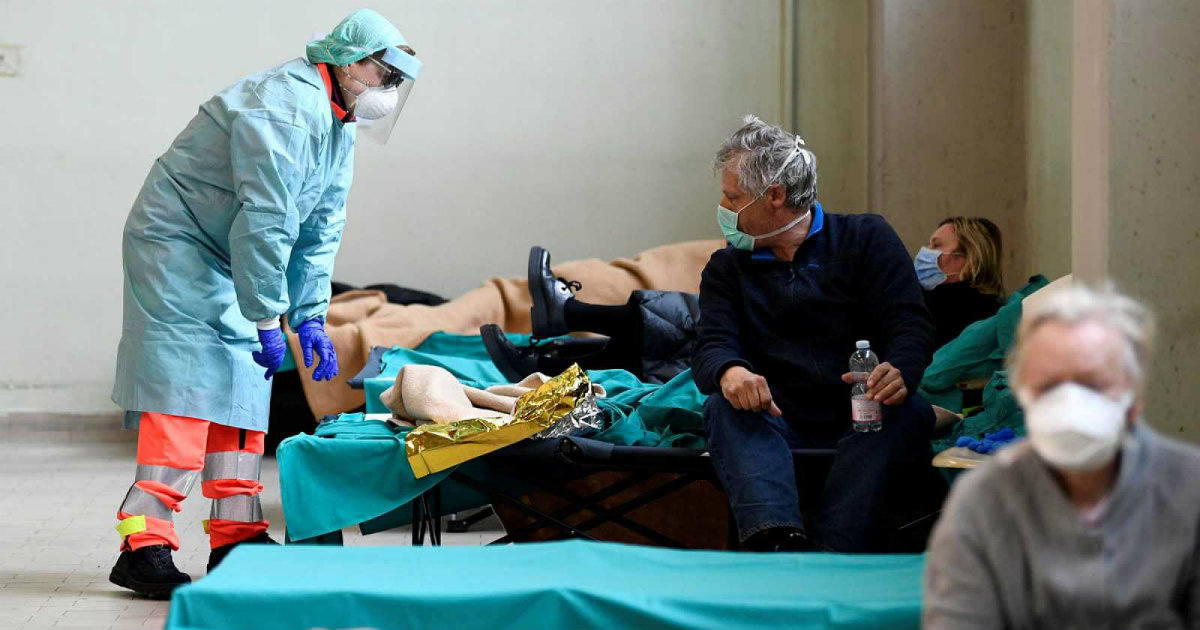 Trabajador sanitario en Italia atiende a contagiados por el coronavirus © Reuters / Flavio Lo Scalzo