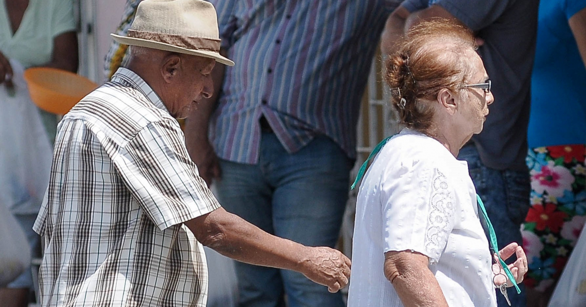 Ancianos en Cuba caminan por la calle sin nasobucos © Facebook / La Demajagua