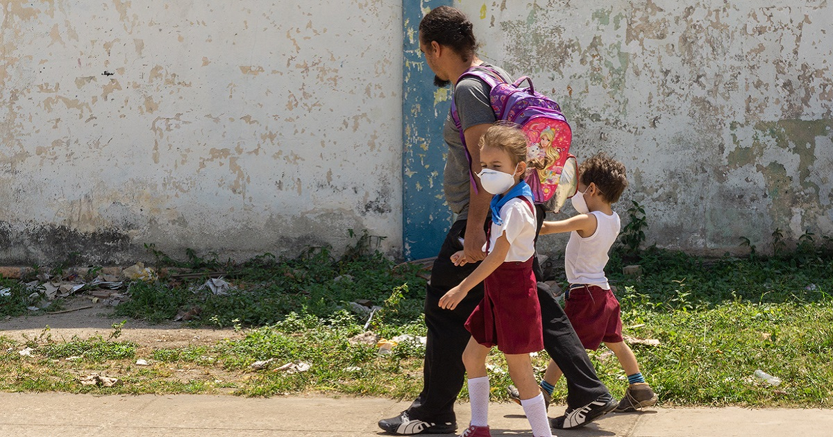 Niños cubanos con nasobuco y uniforme escolar © CiberCuba