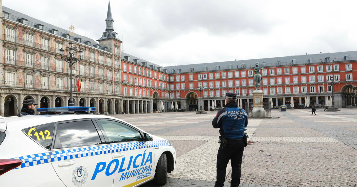 Policía municipal español en la Plaza Mayor de Madrid © Twitter/Ayuntamiento de Madrid