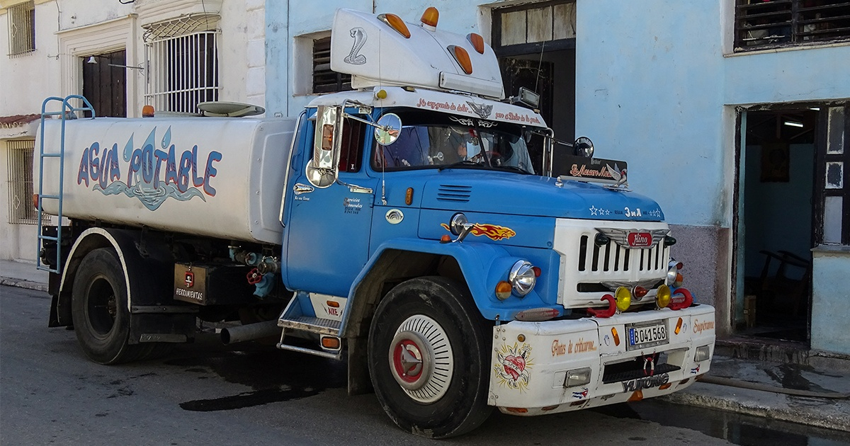 Pipa de agua potable en La Habana © CiberCuba