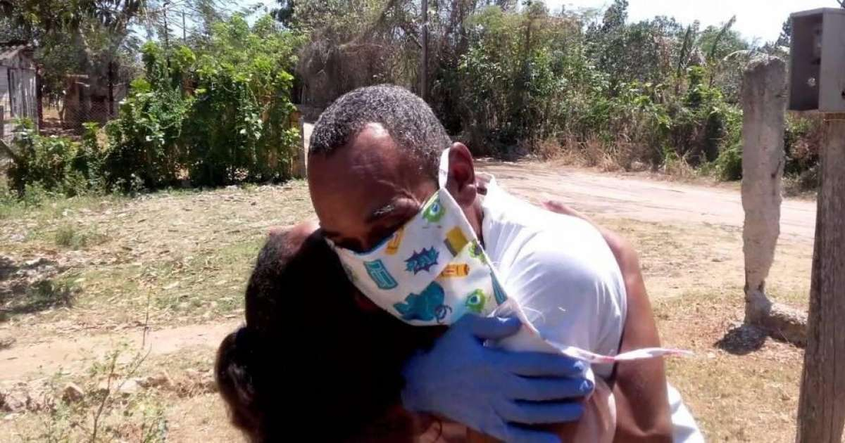 Ismael Boris Reñí abraza a su hija al llegar a su casa © Zaqueo Báez Guerrero/ Facebook