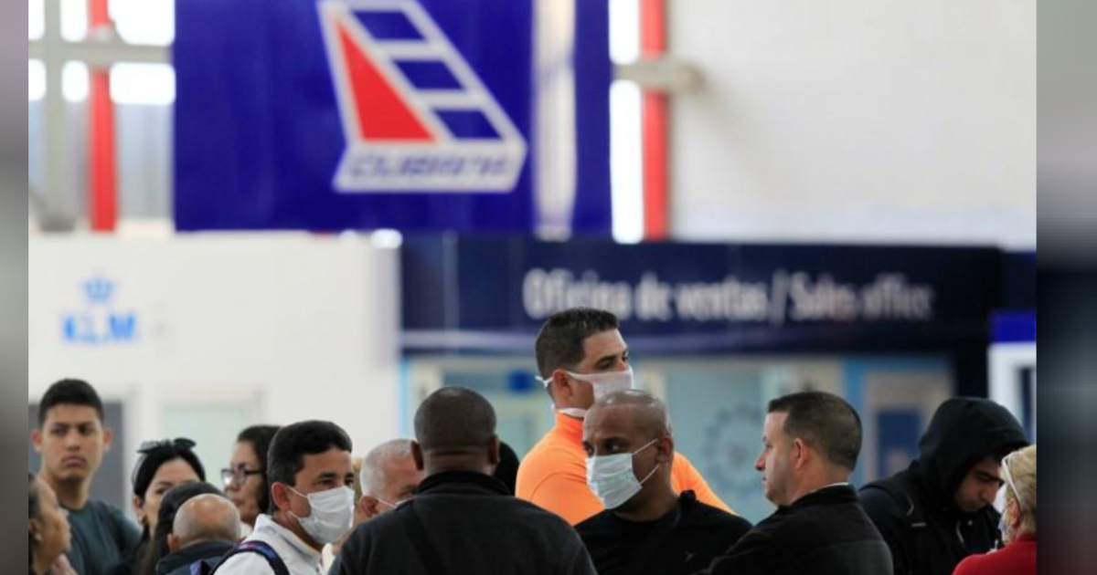 Personas usando máscaras protectoras en el Aeropuerto Internacional Jose Marti de La Habana © Reuters