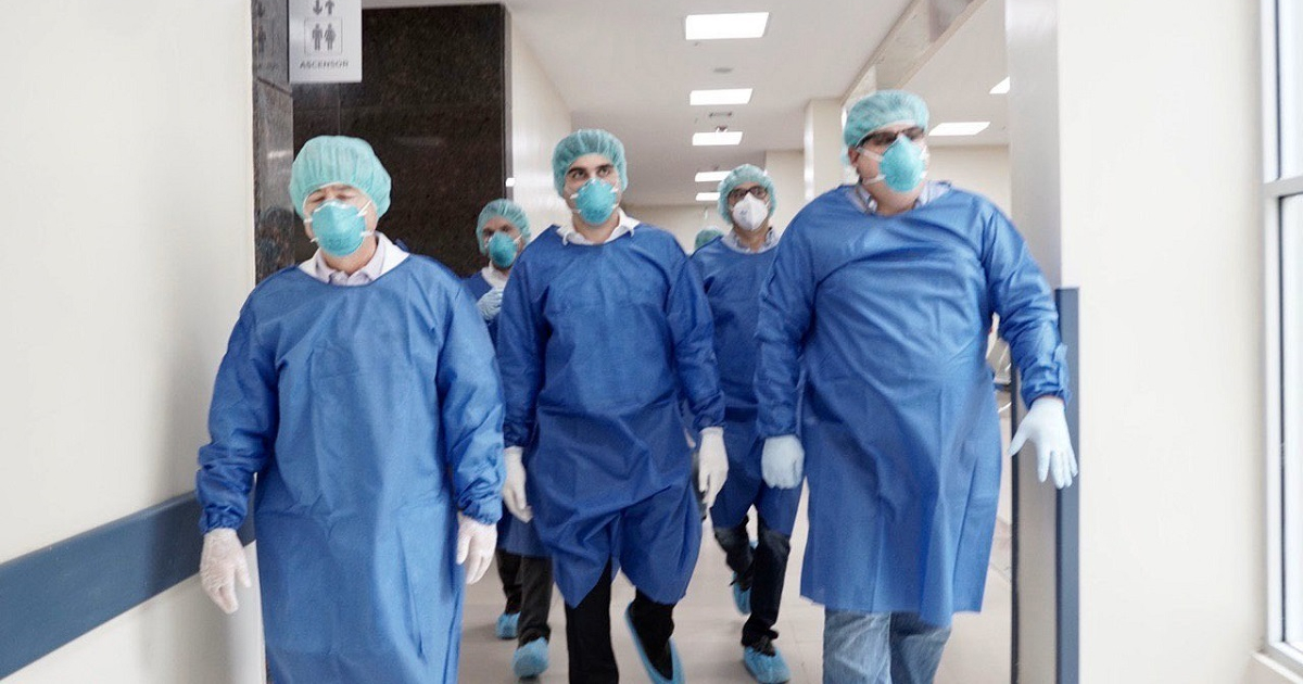 Médicos que atienden casos de coronavirus © Twitter @ottosonnenh