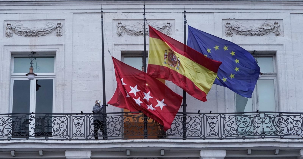 Banderas a media asta en Madrid. © Twitter / Isabel Díaz Ayuso