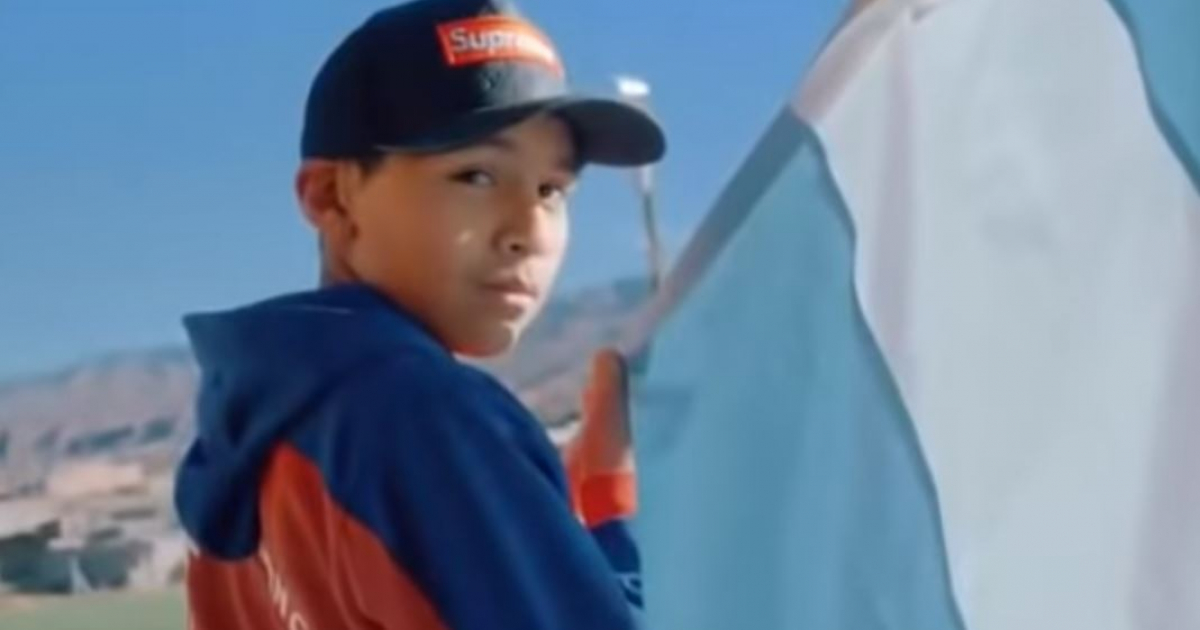 Niño sostiene la bandera de Argentina en el vídeo contra el coronavirus © Captura de vídeo / AFA