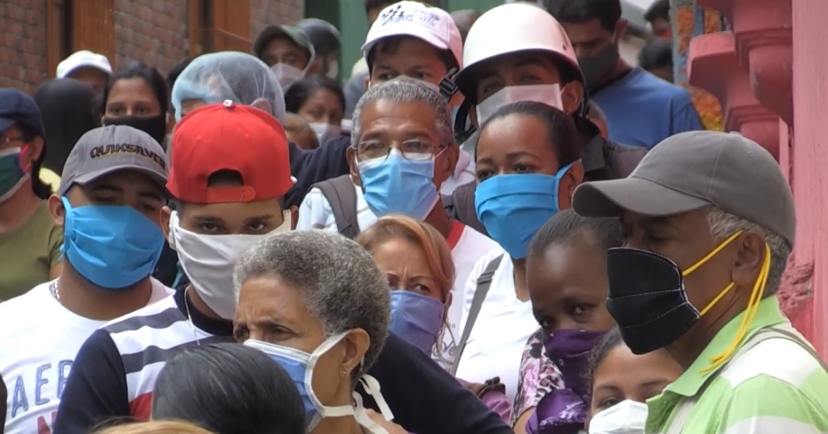 Venezolanos en una cola para mercado en Caracas. © Captura de Youtube/AFP