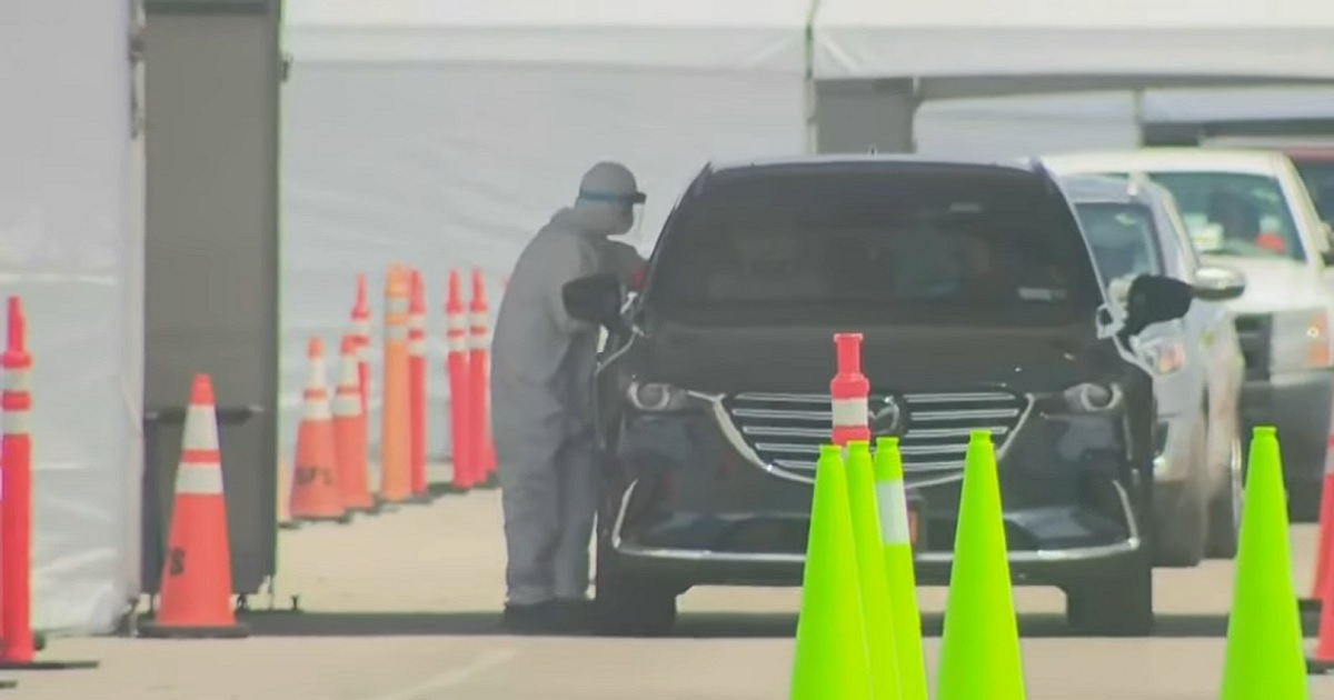 En Miami se realizan tests de coronavirus desde los automóviles. © Captura de Youtube
