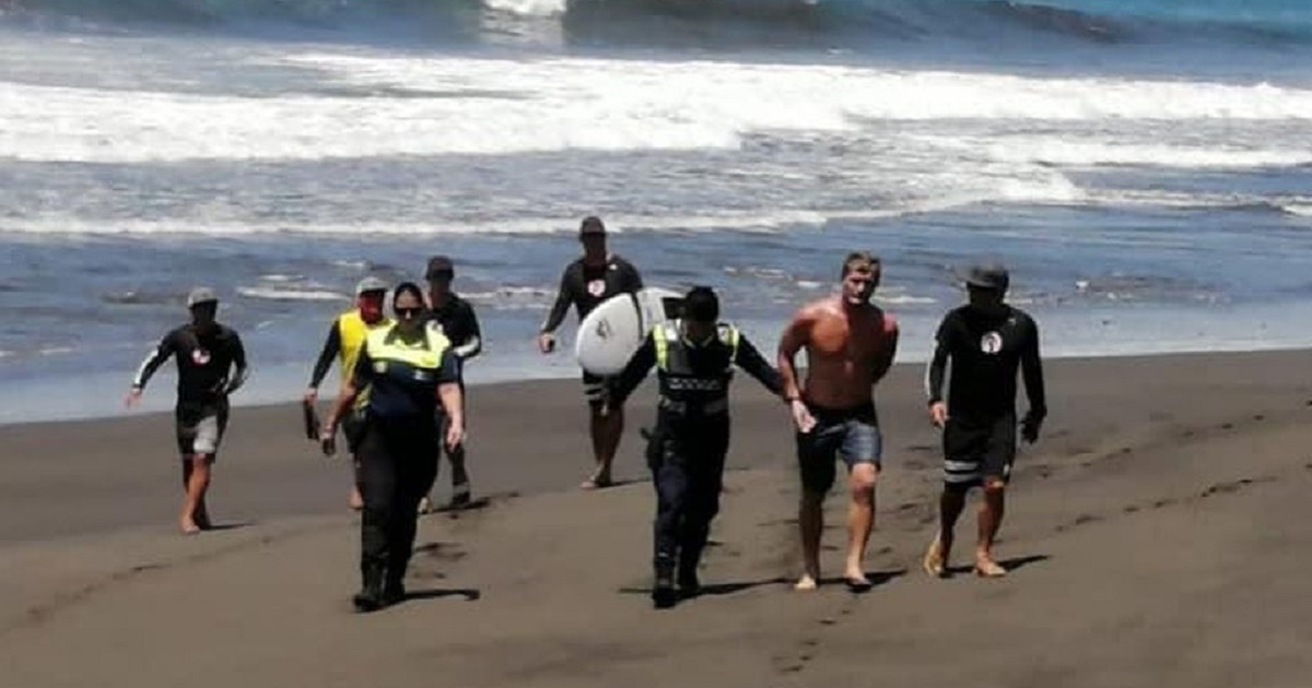 Noe Mar McGonagle es arrestado después de intentar escapar. © Instagram/Surfline Costa Rica.