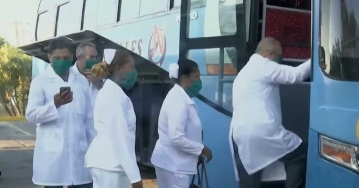 Médicos cubanos se suben en un autobús (referencia) © YouTube/screenshot