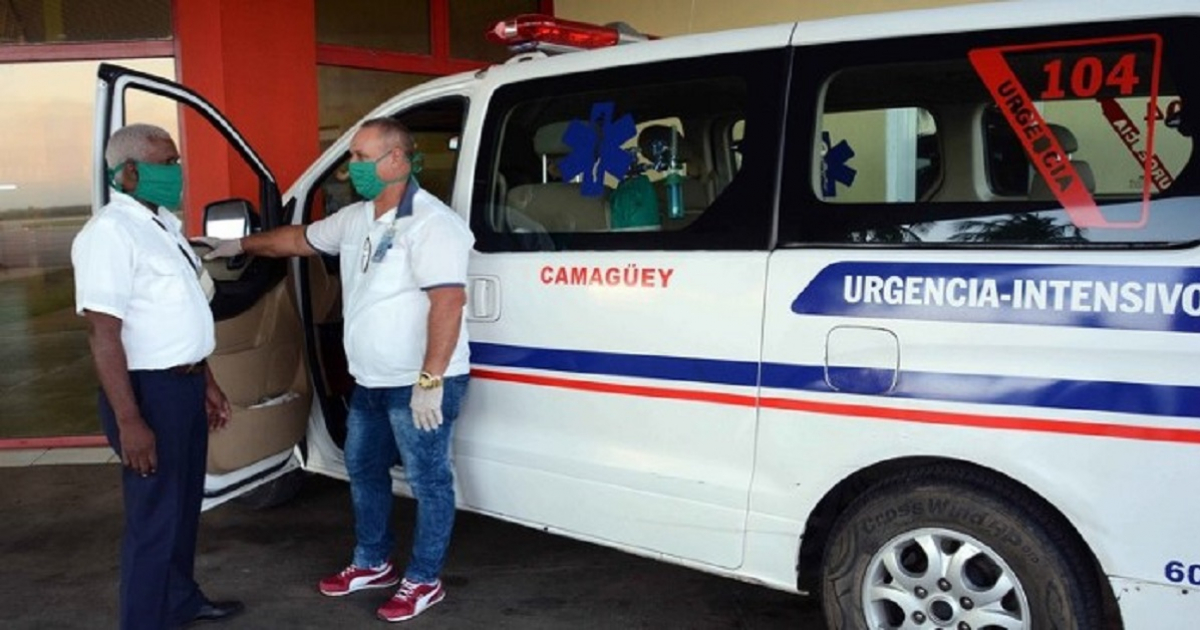 Ambulancia y personal médico cubano © Adelante
