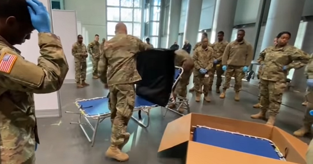 El Ejército de Estados Unidos ha convertido espacios en hospitales con camas para atender pacientes. © Captura de Youtube