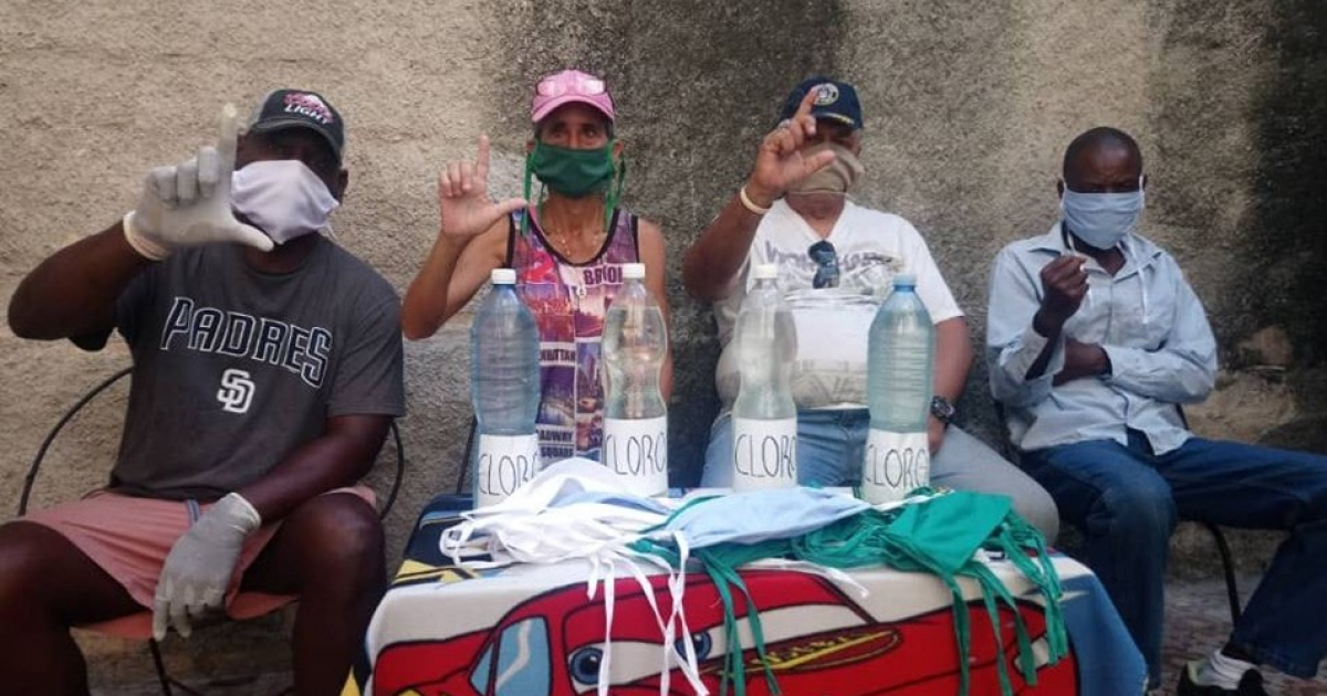 Activistas de UNPACU reparten cloro y nasobucos contra el coronavirus © Facebook / UNPACU