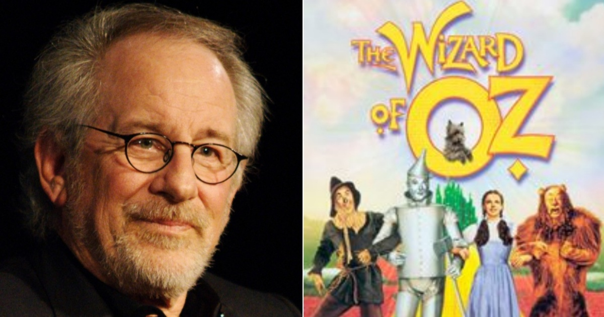 Steven Spielberg y cartel de la película El mago de Oz © Wikimedia Commons
