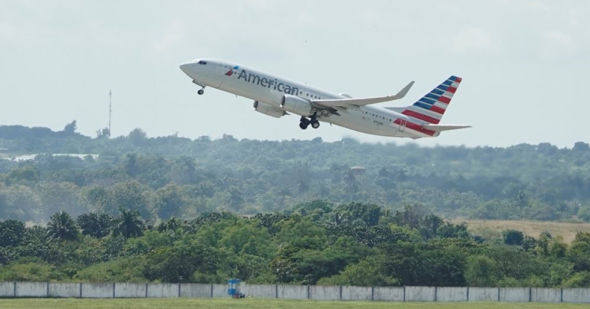 Avión de American Airlines despega desde el Aeropuerto Internacional José Martí en La Habana © Reuters