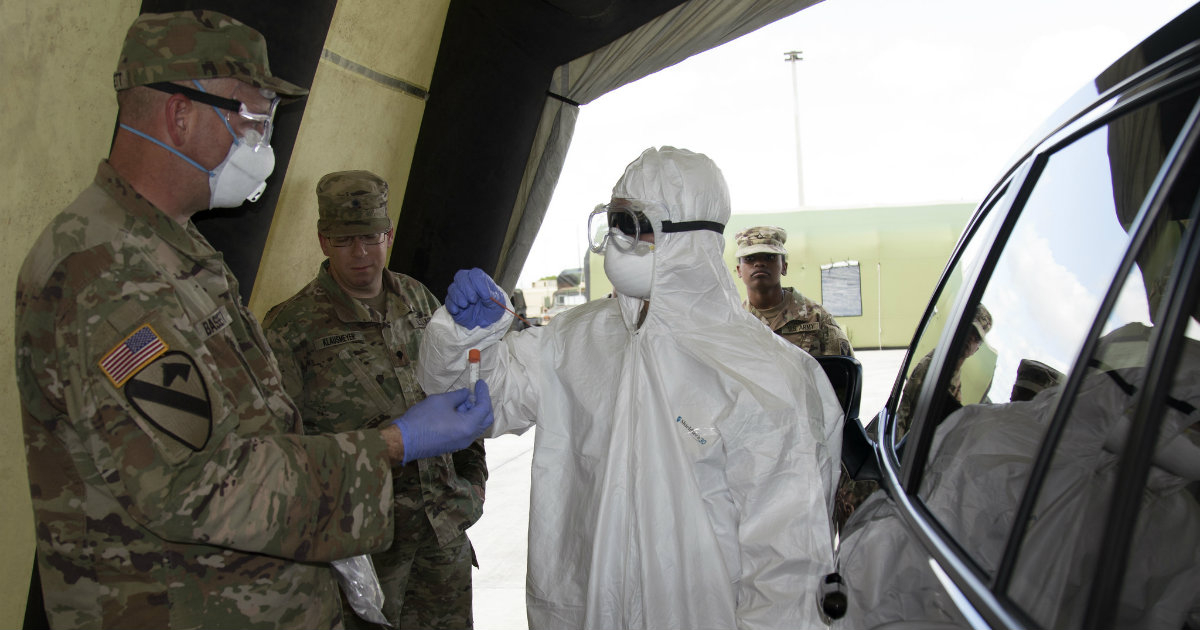 Integrantes de la Guardia Nacional de Florida junto a un médico © Flickr / The National Guard