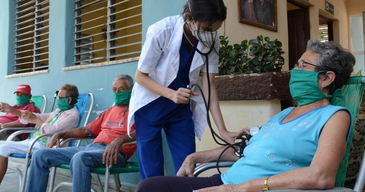 Ancianos cubanos son chequeados por una doctora © Manuel Marrero/ Twitter