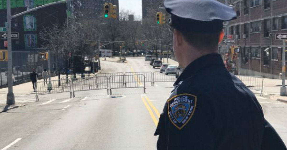 Agente de la Policía de Nueva York © Twitter/NYPD news