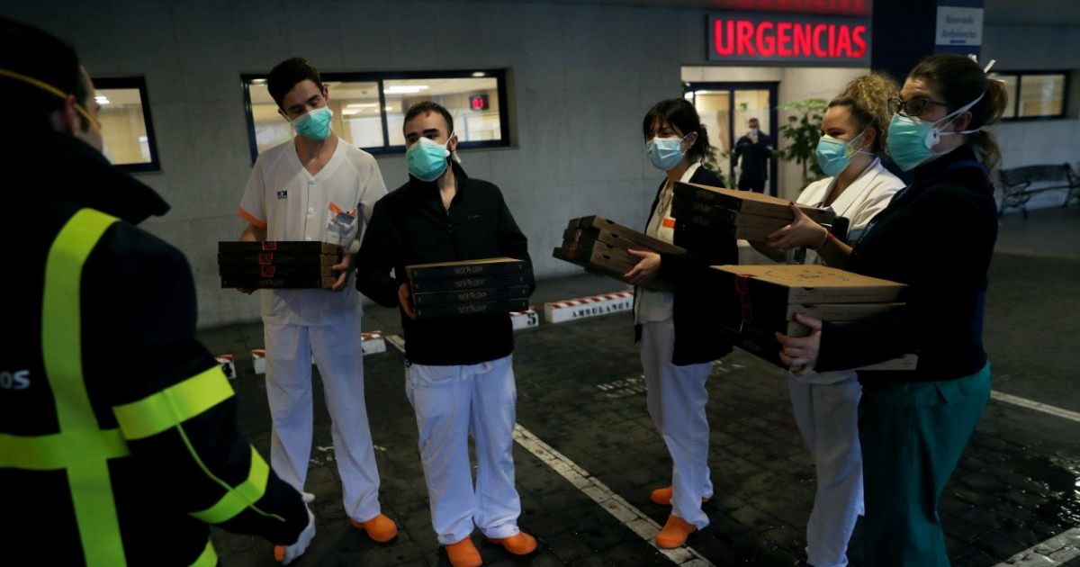 Personal de hospital madrileño agradece a un repartidor que llevó pizzas gratis © Reuters/ Susana Vera