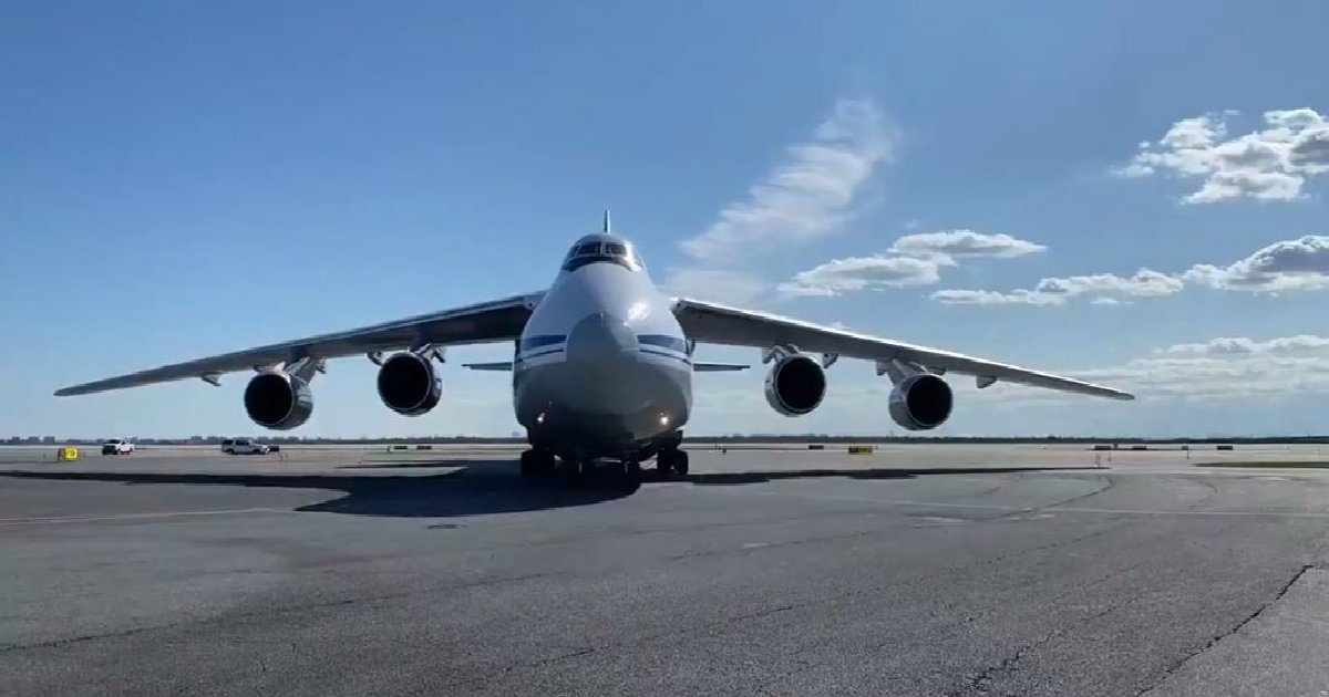 El avión AN-124-100 tras aterrizar en el aeropuerto John F. Kennedy de Nueva York © Twitter / Russians at NATO