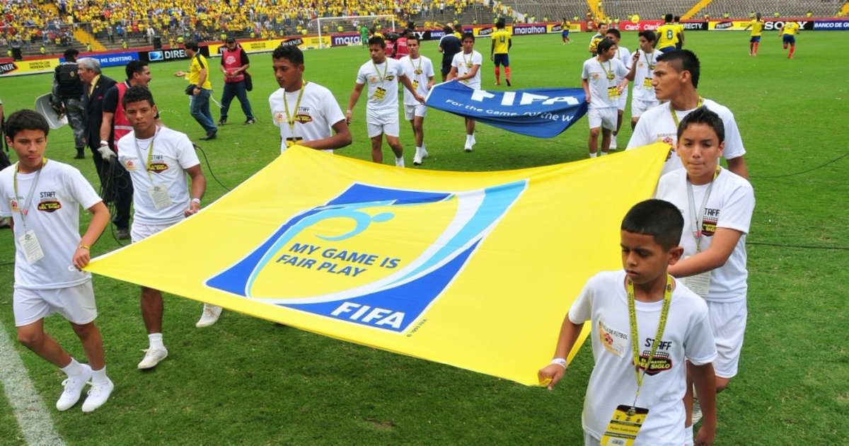 Niños con bandera de juego de la FIFA. (imagen de referencia) © Flickr / Prefectura de la Provincia del Guayas