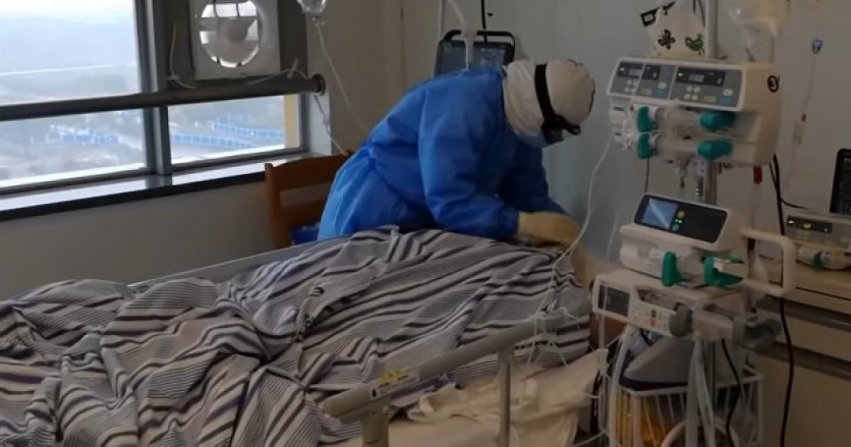 Personal médico en un hospital © Captura de video de youtube