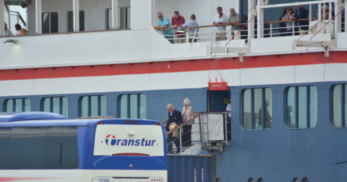 Pasajeros del crucero británico MS Braemar toman un ómnibus de Transtur © Granma/ Twitter