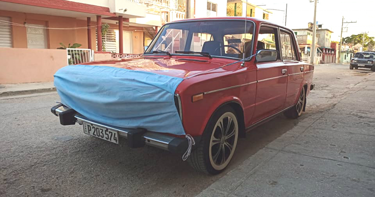 Lada con nasobuco en Cuba © Facebook / Amigos del motor 