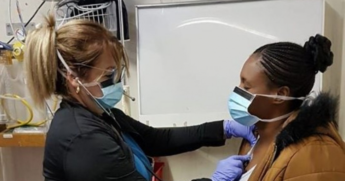 Doctora cubana atiende a una paciente sudafricana © Embassy of Cuba in South Africa/ Facebook