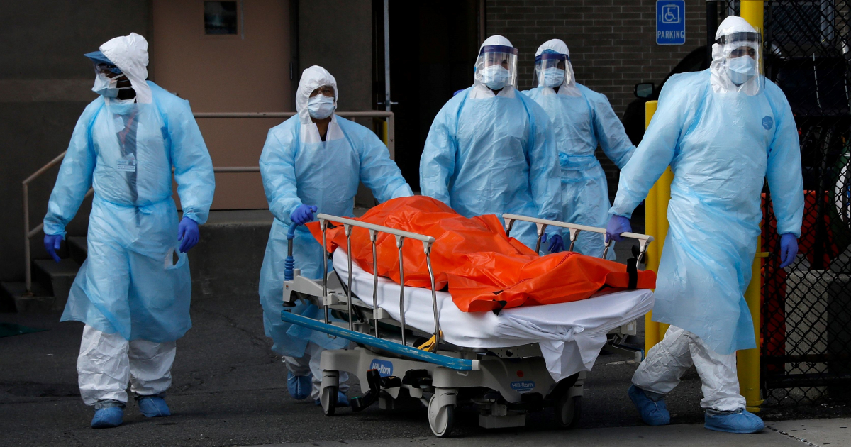 Trabajadores de la salud transportan el cuerpo de un fallecido por coronavirus en Nueva York © REUTERS / Brendan Mcdermid