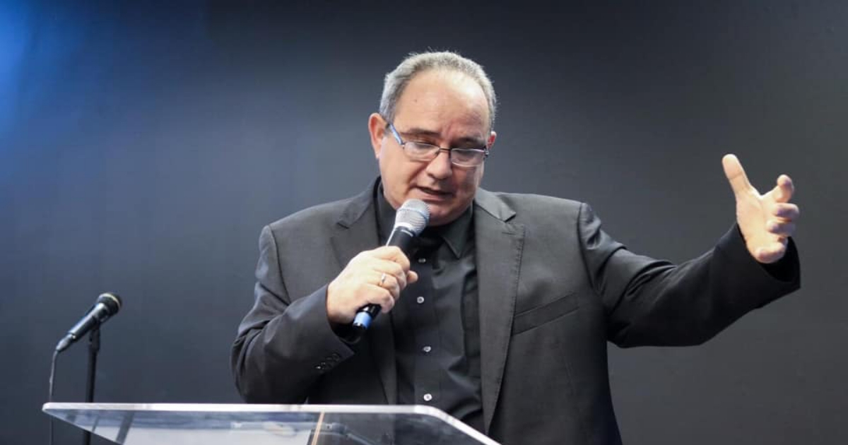 El Reverendo Moisés De Prada Esquivel será uno de los predicadores en la TV estatal. © Facebook / Moisés De Prada Esquivel