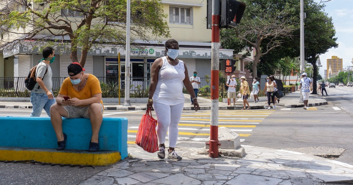 Personas con mascarillas en La Habana. (imagen de referencia) © CiberCuba 