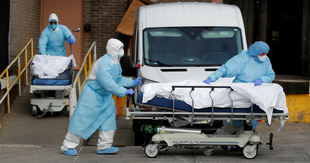 Trabajadores de la salud transportan cuerpos de personas fallecidas del Centro Médico Wyckoff Heights durante el brote de la enfermedad por coronavirus en el distrito de Brooklyn de la ciudad de Nueva York, Nueva York, el 2 de abril © REUTERS/Brendan Mcdermid