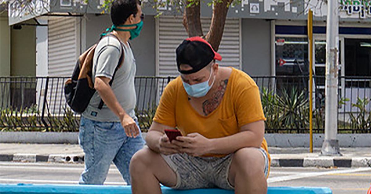 Cubano conectado en una calle © CiberCuba