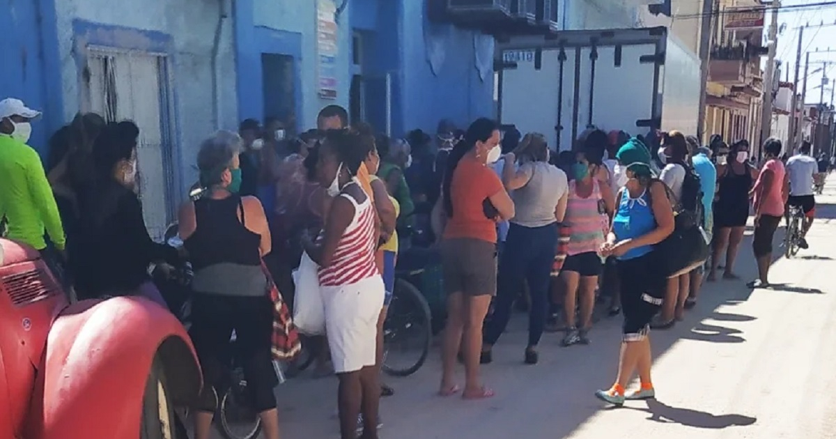 Colas para comprar alimentos en Cuba © CubaNet