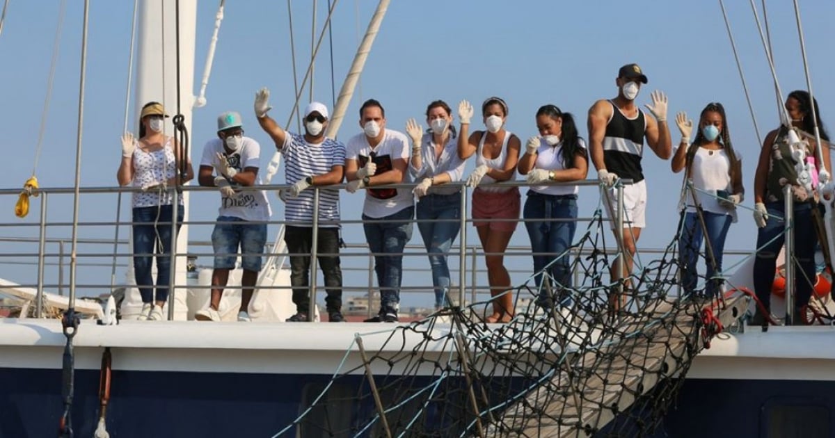 Tripulantes cubanos a bordo del velero Panorama © Naturaleza Secreta/ Facebook 