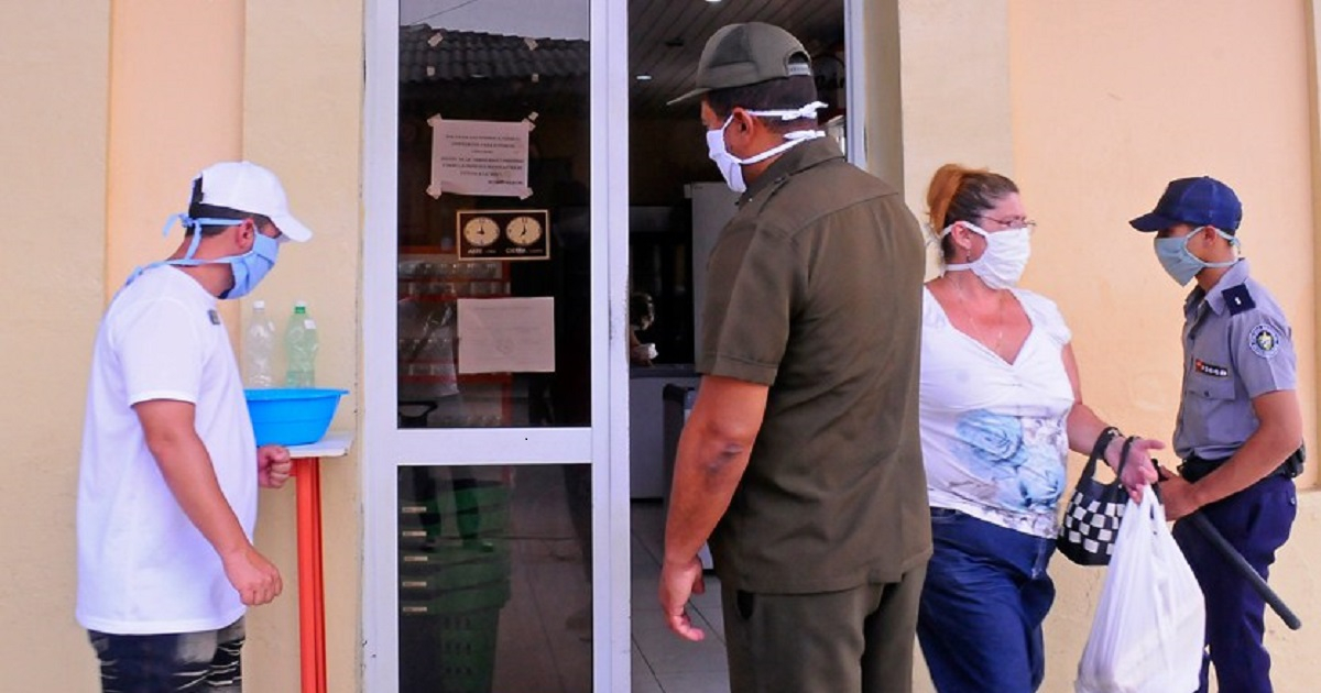 Oficiales del Ministerio del Interior comprueban cumplimiento de medidas en Ciego de Ávila. © Invasor/Alejandro García Sánchez