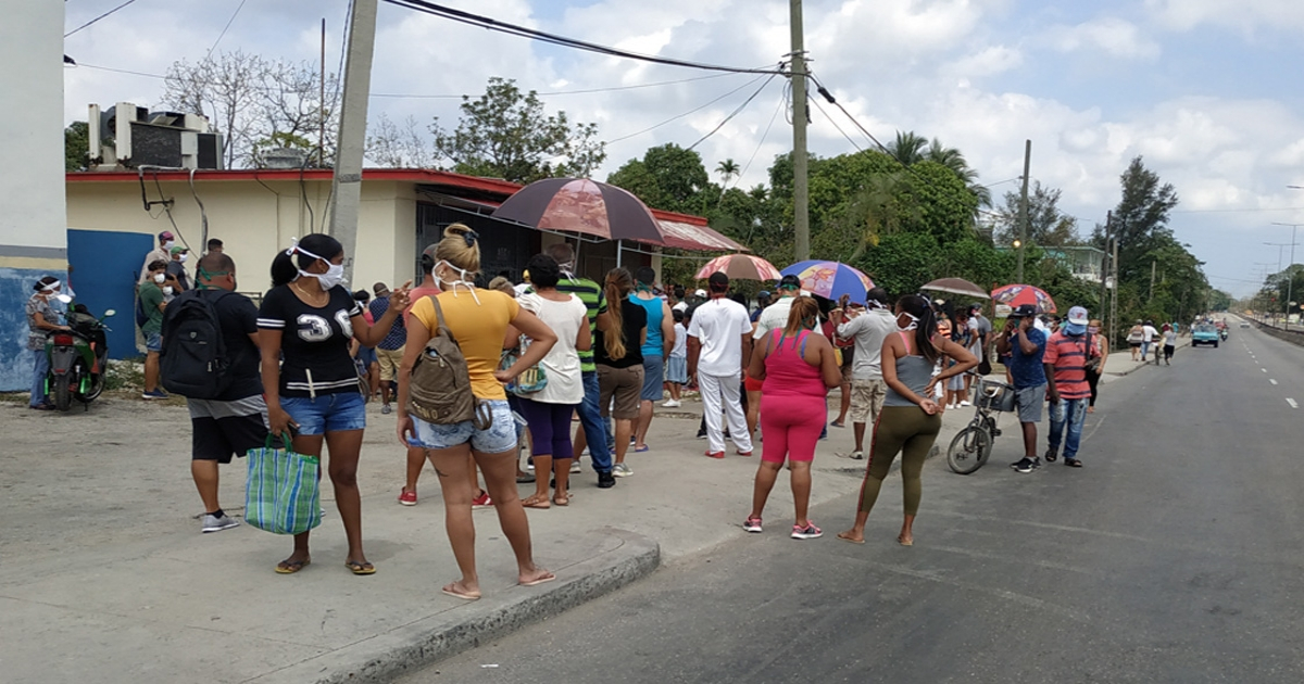 Cubanos en una cola en Boyeros. (imagen de referencia) © CiberCuba