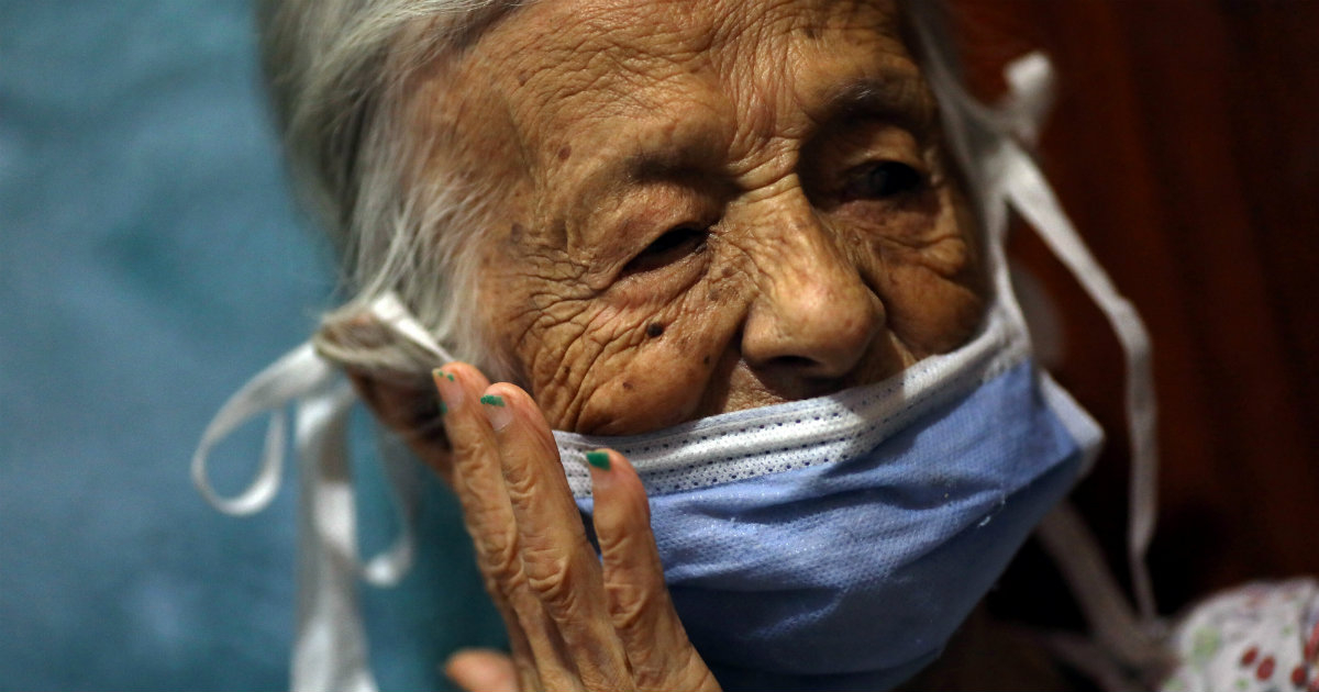 Anciana con nasobuco en Caracas, Venezuela © Reuters / Manaure Quintero
