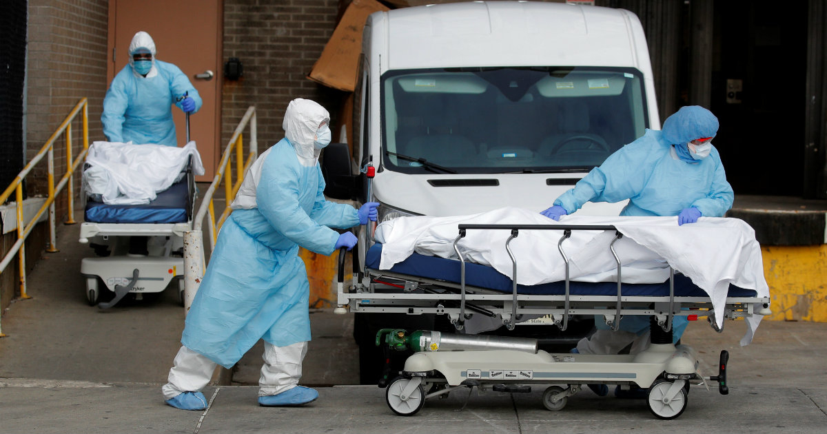 Personal médico traslada cadáveres en Nueva York © Reuters