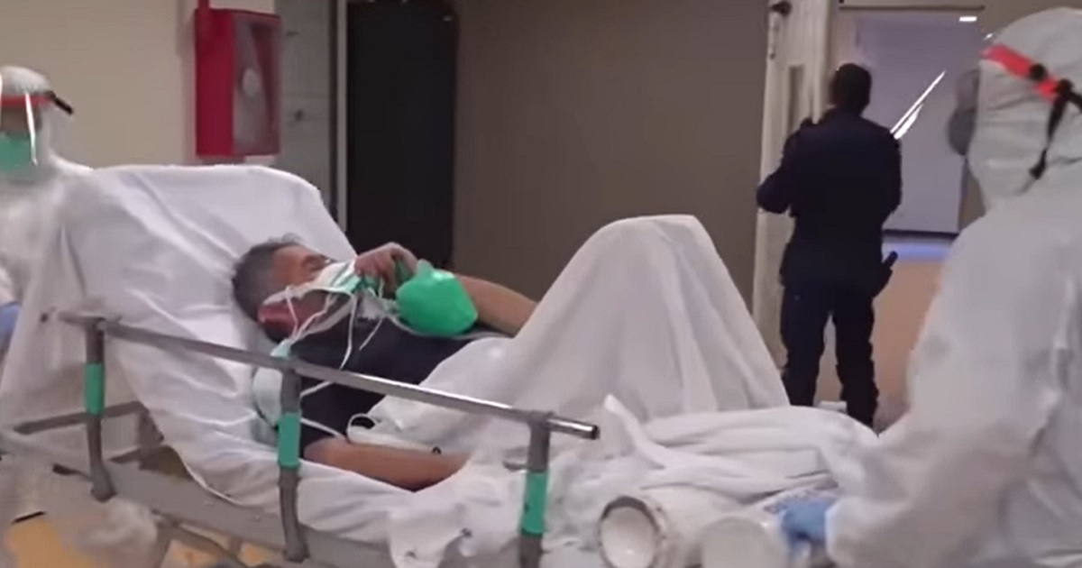 Personal de un hospital en el Sur de Italia atiende a un paciente. © Captura de Youtube