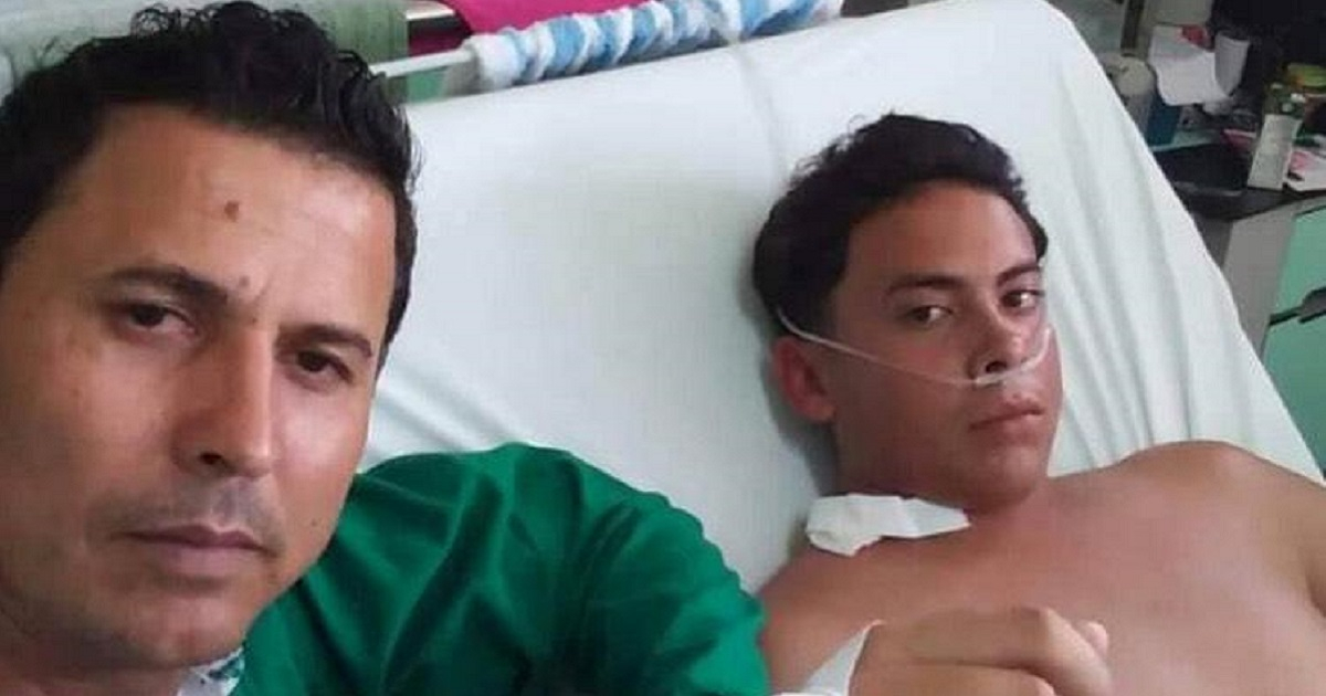 Cubano junto a su hijo enfermo de cáncer. © Facebook/Ciento Veinte
