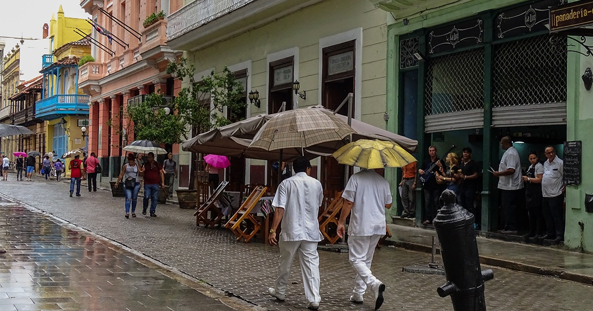 Calle Obispo bajo escasa la lluvia © CiberCuba