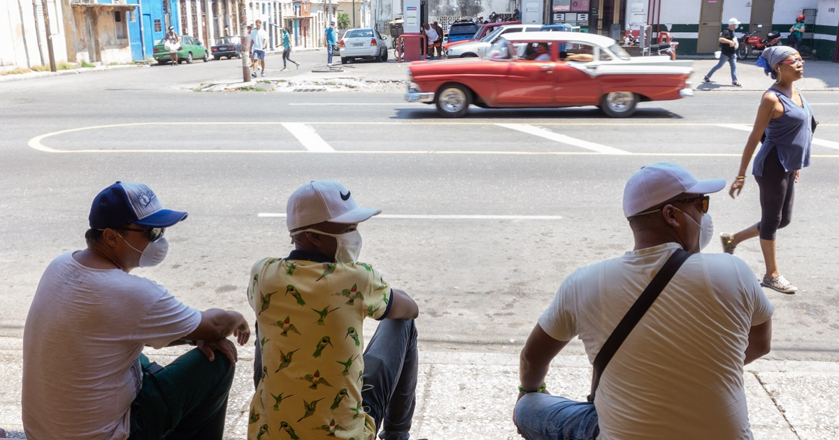 Cubanos con nasobucos en La Habana © CiberCuba