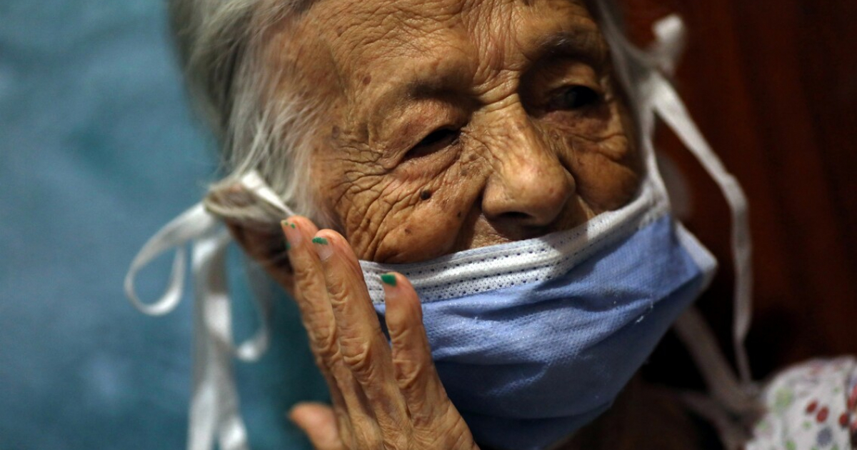 Anciana con mascarilla en Venezuela © Reuters 