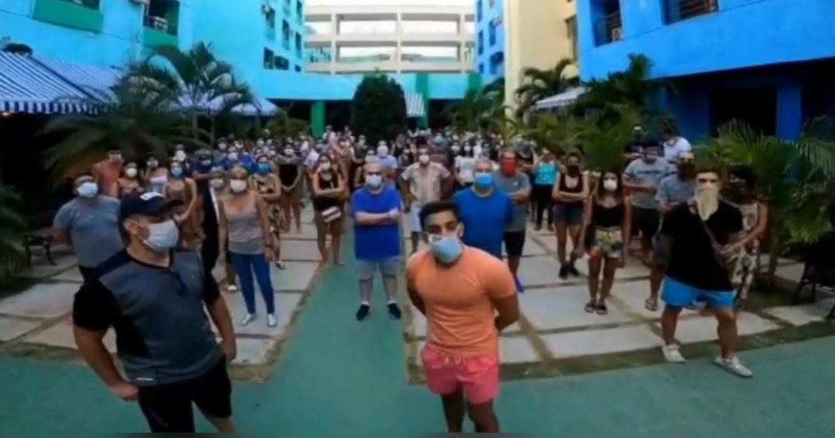 Parte de los argentinos que todavía permanecen varados en Cuba, tras el cierre de fronteras © YouTube/screenshot
