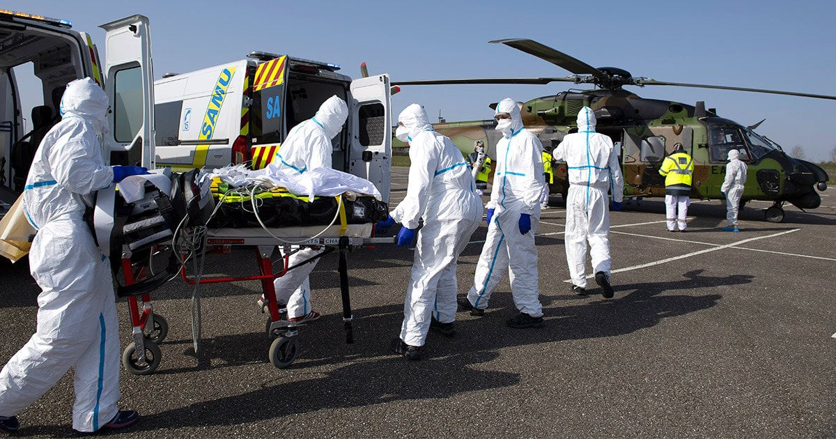 Personal sanitario traslada a un enfermo de COVID-19 en Francia © Facebook/Gouvernement