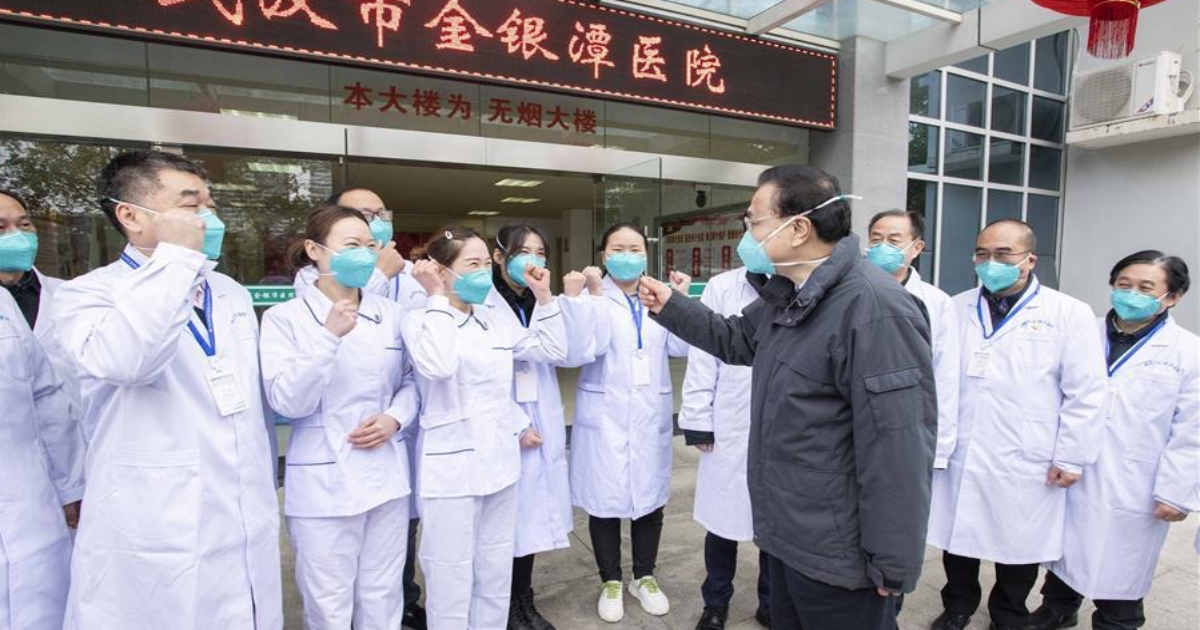Médicos en el Hospital Jinyintan, en Wuhan, con el primer ministro chino, Li Keqiang. © Xinhua
